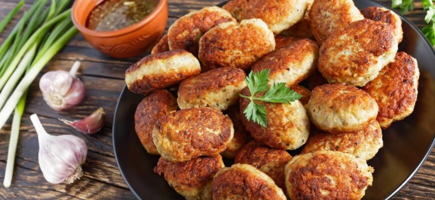 Знайшла в маминому зошиті рецепт “Брежнєвських котлет”: 8 продуктів, а смак – прямо з дитинства