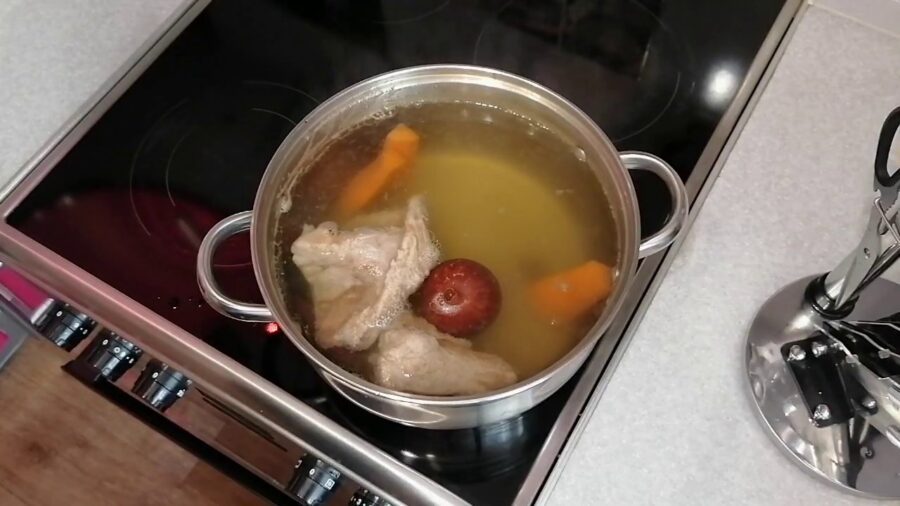 Кухарі розповіли, коли правильно солити бульйон 