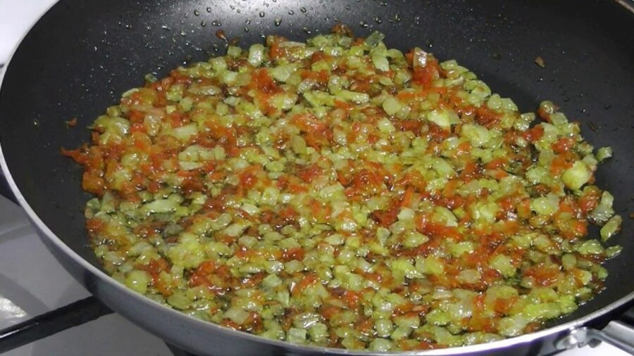 Бабуся Оля підказала, що обсмажується першим – цибуля чи морква, для неперевершено смачної засмажки