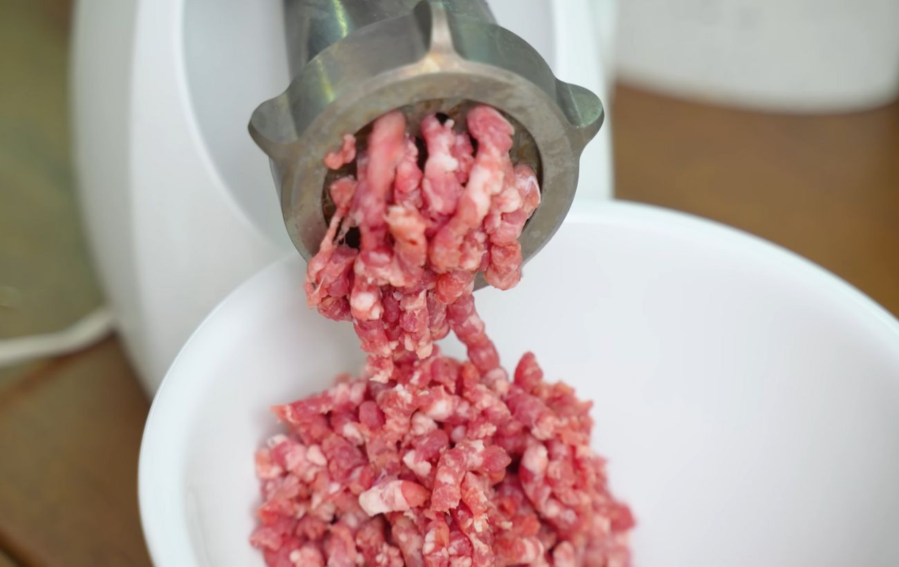 Господині розповіли, коли правильно додавати фарш у котлети 