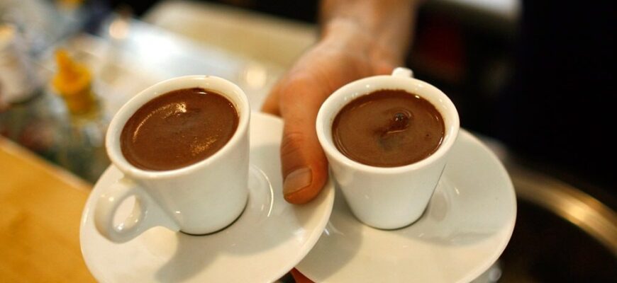 У кардіолога запитали, чи можна пити каву при високому тиску