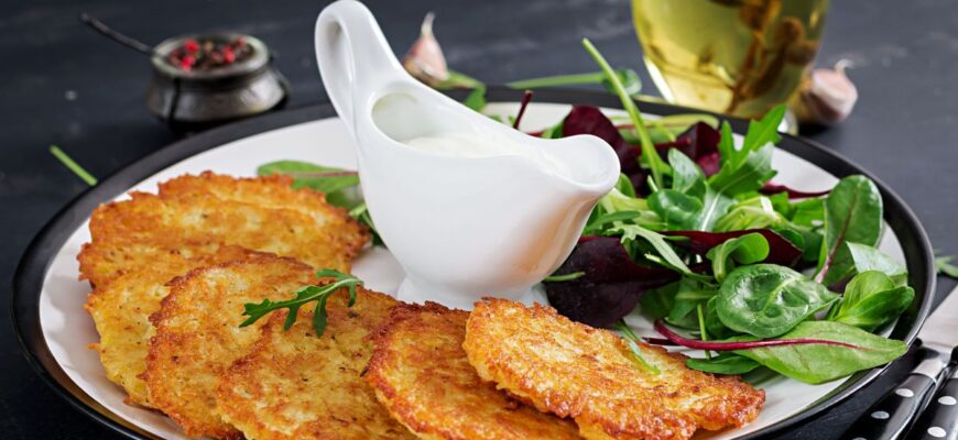 Що додати в деруни, щоб були золотавими і смачними: секретний інгредієнт, який є на кожній кухні