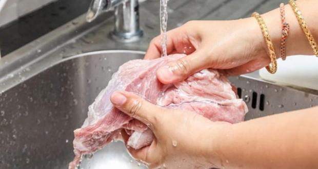 А ви це знали? Чому категорично не можна мити сире м’ясо перед приготуванням