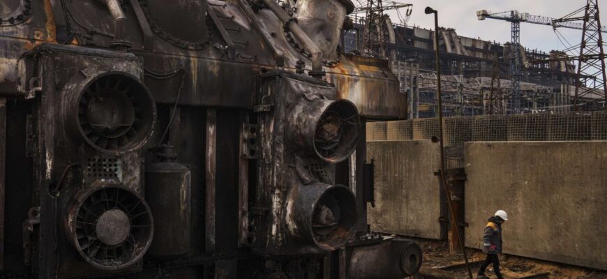 РФ знову вдарила по енергооб’єктах: запроваджено аварійні відключення світла