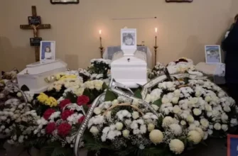 Батько гойдав труну на руках, прощаючис із маленьким сином: У Тернополі поховали маму та двох дітей (відео)