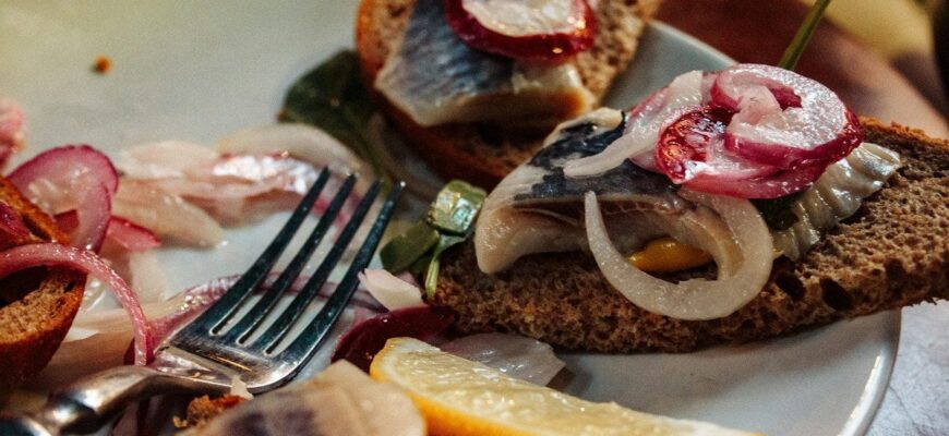 20 секунд — і оселедець готовий: неймовірний японський спосіб для чищення риби