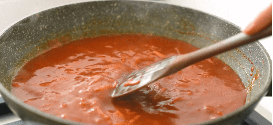 Так готують борщ у Львові вже 120 років: старовинна рецептура + вдала пропорція м’яса і буряка