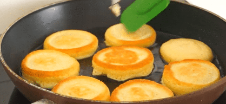 Щоб оладки не були, як “резина” роблю це: всього 2 поради для пухкої страви з ідеальним  смаком