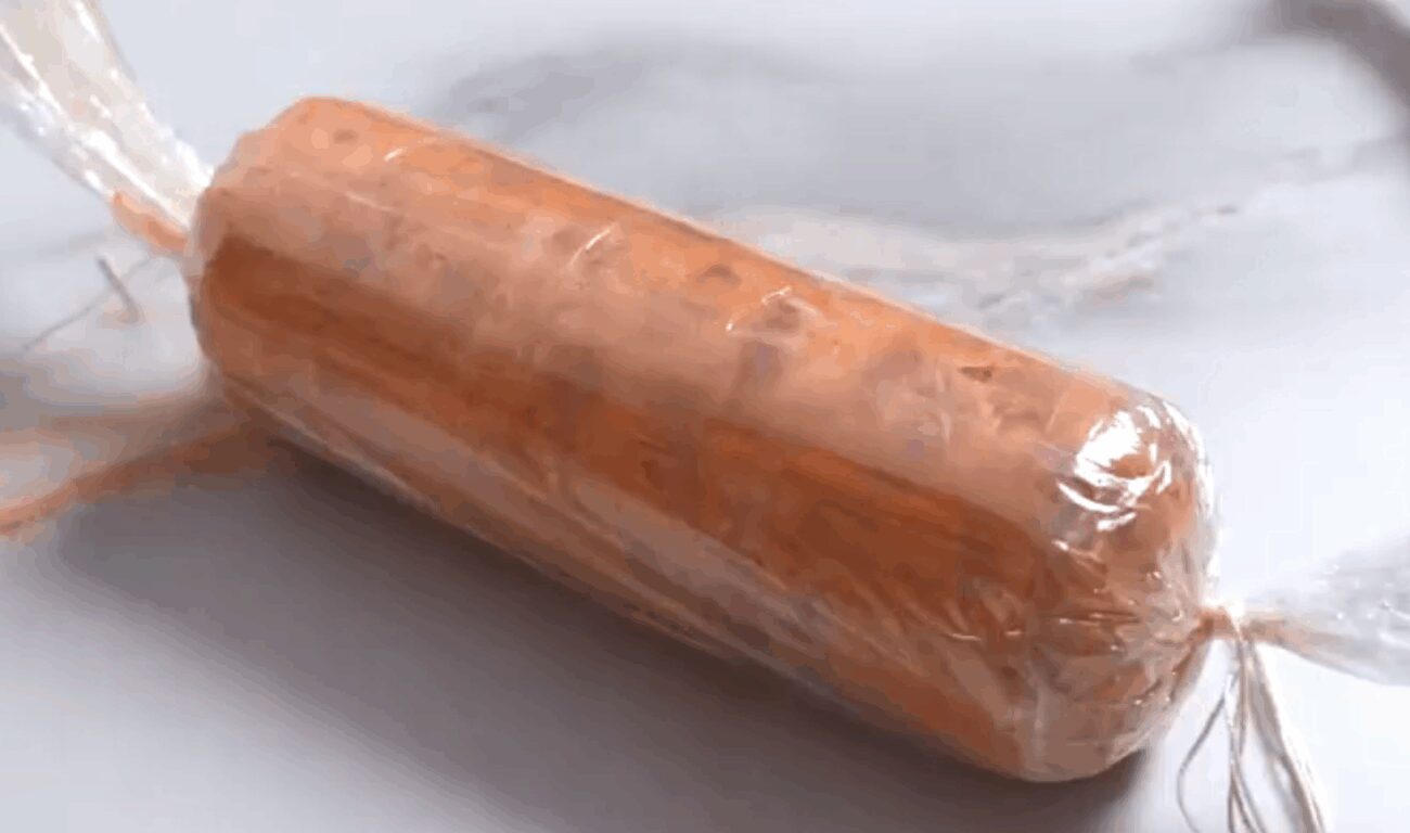 Кулінари розповіли, як приготувати смачну домашню ковбасу без духовки та кишки