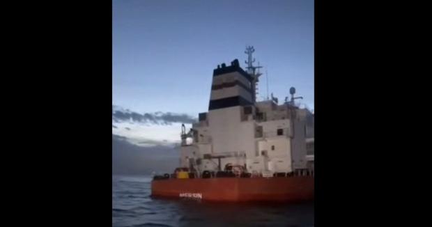 Біля берегів Африки тоне танкер, який заходив у російські порти (відео)