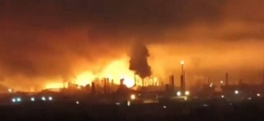 Блекаут та підрив величезного НПЗ: на росії була дика та дуже вогненна ніч – відео