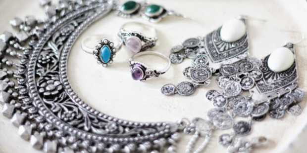 Будуть як нові! Як швидко почистити прикраси із срібла