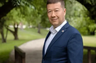 Будинок спікера парламенту Чехії, який зривав прапори України, атакували… українські прапори. ФОТО