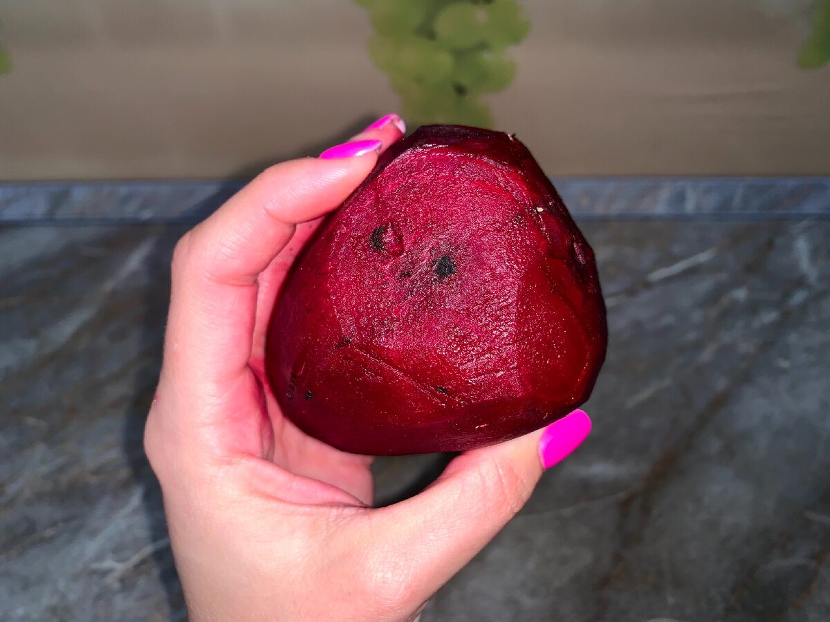 Господині розповіли, що зробити, щоб буряк не фарбував руки