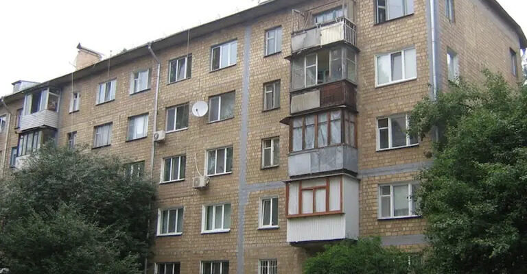 Чому у хрущовок немає балконів на першому поверсі?