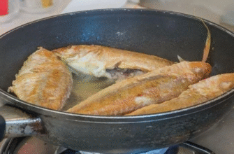 Перед смаженням не обвалюйте рибу в борошні: як уникнути бризок олії та запаху