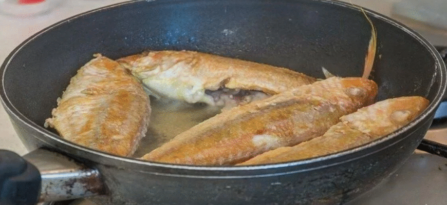 Перед смаженням не обвалюйте рибу в борошні: як уникнути бризок олії та запаху