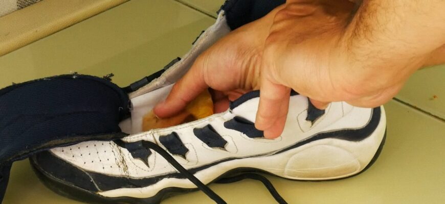 Запах із взуття зникає за ніч: 3 “кухонні” суміші, які працюють краще за дорогі дезодоранти для кросівок