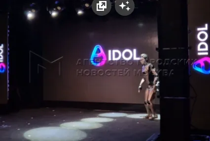 Довелось прикривати ширмою: У РФ показали першого людиноподібного робота – вийшов на сцену і впав (відео)