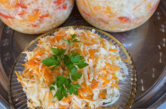 Скільки солі додати в квашену капусту, щоб хрумтіла і не скисла: порада від бабусі