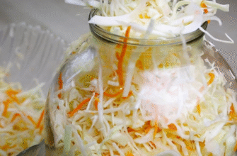 Як заквасити капусту і скільки додати солі: рецепт на 3-літрову банку