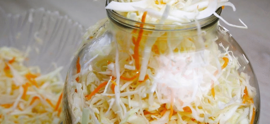 Як заквасити капусту і скільки додати солі: рецепт на 3-літрову банку