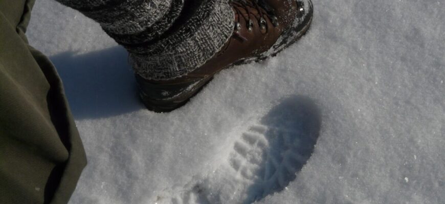 Не сода і не лавровий лист: кладу на ніч 1 “штучку” у взуття — і на ранок від неприємного запаху ані сліду