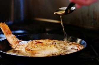 Не обвалюйте рибу в борошні: як правильно смажити, щоб не було запаху і бризок олії