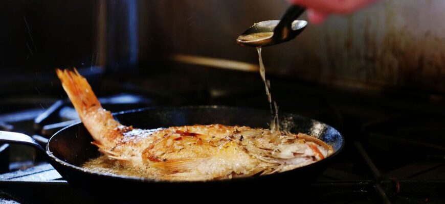 Не обвалюйте рибу в борошні: як правильно смажити, щоб не було запаху і бризок олії