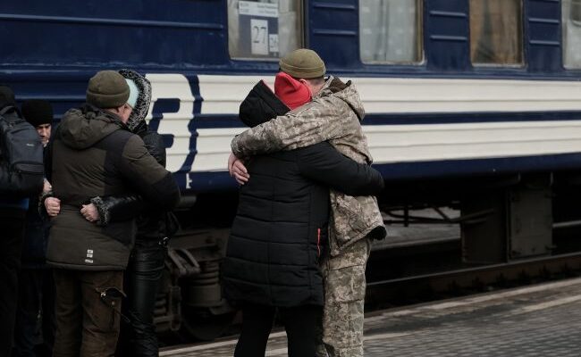 Чоловіків у розшуку та без військового квитка можна забронювати: Зеленський підписав закон