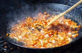 Цибуля для засмажки ніколи не гірчить: обдаю її 1 рідиною — і смак ніжний, без різкого запаху