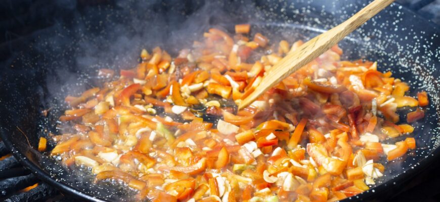 Цибуля для засмажки ніколи не гірчить: обдаю її 1 рідиною — і смак ніжний, без різкого запаху