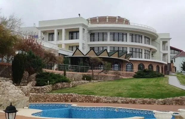 Хоче отримати мільярд: Батько російської співачки Алсу продає віллу в окупованому Криму (фото)