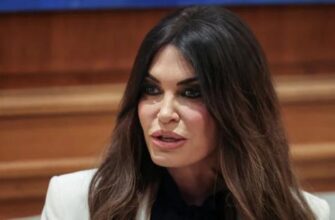 “Гола сукня” шокувала багатьох: Амбасадорка США в Греції здивувала вбранням на прийомі з нагоди Дня подяки (відео)