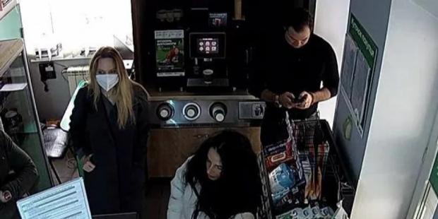 Хотіла сховатися за маскою, але не вийшло: Притула розповів, що Джолі купувала каву на АЗС в Тернополі (фото)