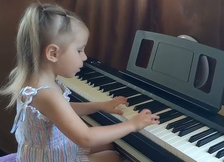 4-річна дівчинка, яка співає “Пливе кача”, розчулила українців