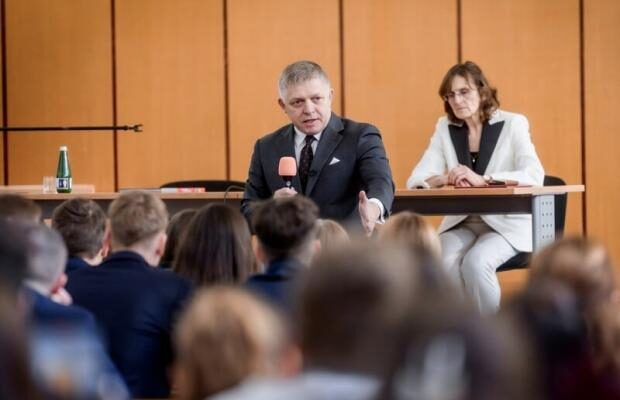 “Їдьте в Україну, якщо такі герої”. Фіцо посварився зі студентами, які підтримують нашу країну (відео)