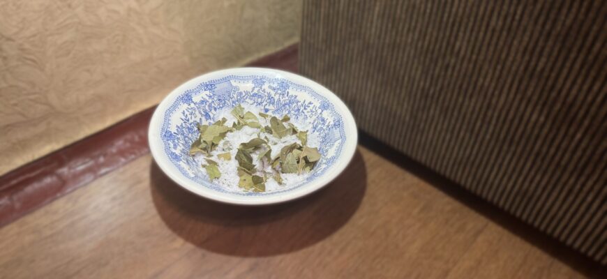 🏠 Ставлю в кути по всіх кімнатах миску з сіллю та трьома лавровими листами — жодних забобонів, лише перевірене практичне рішення для дому