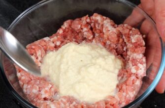 Не хліб, не сухарі, а манка: додаю у фарш на котлети щіпку манної крупи – секрет з їдалень 80-х