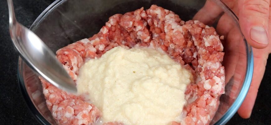 Не хліб, не сухарі, а манка: додаю у фарш на котлети щіпку манної крупи – секрет з їдалень 80-х