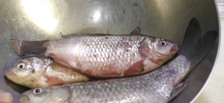 Будь-яку рибу чищу руками, без ножа та окропу: особливо добре працює на рибі з “щільною” дрібною лускою