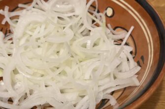 Ніколи не думала, що 3 хвилини замочування цибулі можуть прибрати гіркоту: тепер салати виходять ідеальними