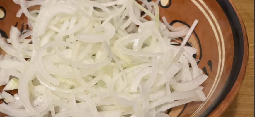 Ніколи не думала, що 3 хвилини замочування цибулі можуть прибрати гіркоту: тепер салати виходять ідеальними