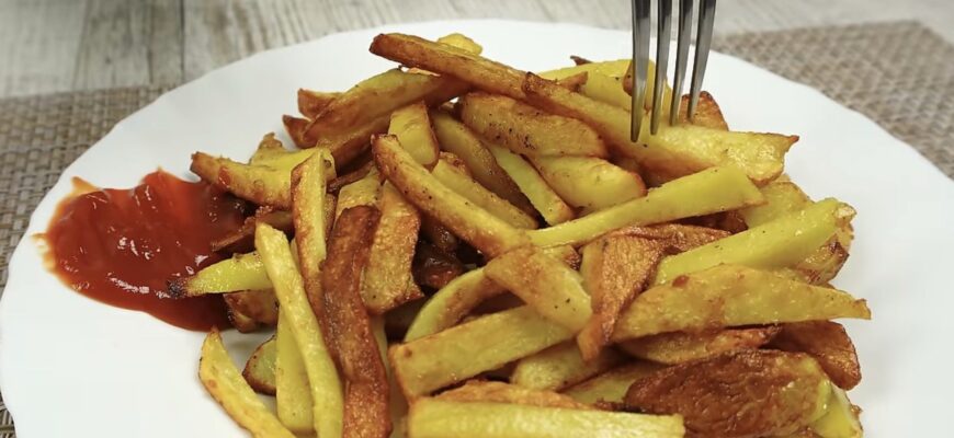 Солю картоплю на сковороді за новою схемою з 3 етапів – і вона завжди хрумка, і не вбирає в себе весь жир