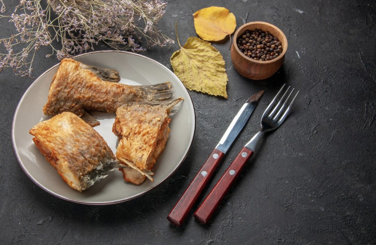 Господині пояснили, чому смажити рибу краще без борошна 