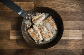 Обвалюю рибку не у борошні перед смаженням: так і не бризкає по всій кухні, і запах не розноситься