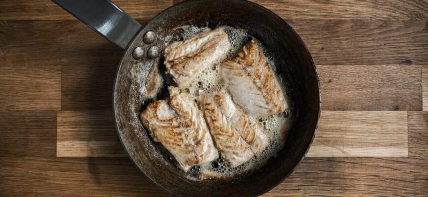 Обвалюю рибку не у борошні перед смаженням: так і не бризкає по всій кухні, і запах не розноситься