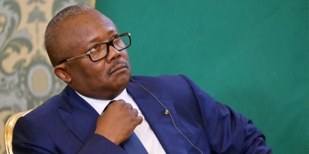 Їздив і в Київ, і в Москву: Військові скинули президента, який називав Путіна “братом”