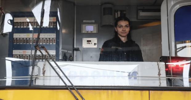 Керує потягом на Синій лінії: У Києві працює перша в історії столичного метро жінка-машиністка