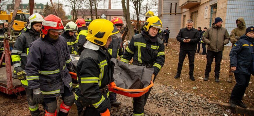 Пошуки у Тернополі припинили: 6 людей після удару ракети зникли безвісти